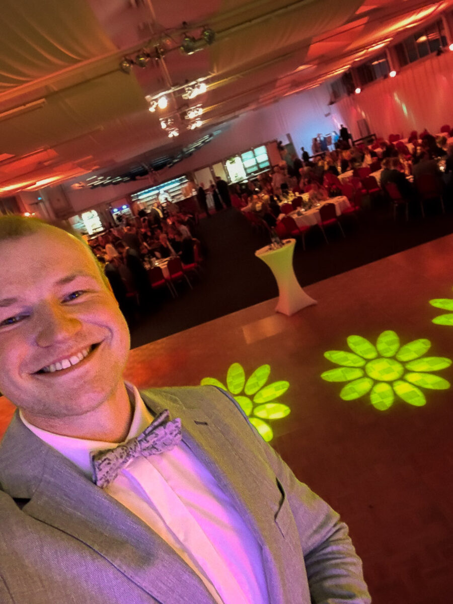 DJ Jonathan im Festsaal während einer Feier