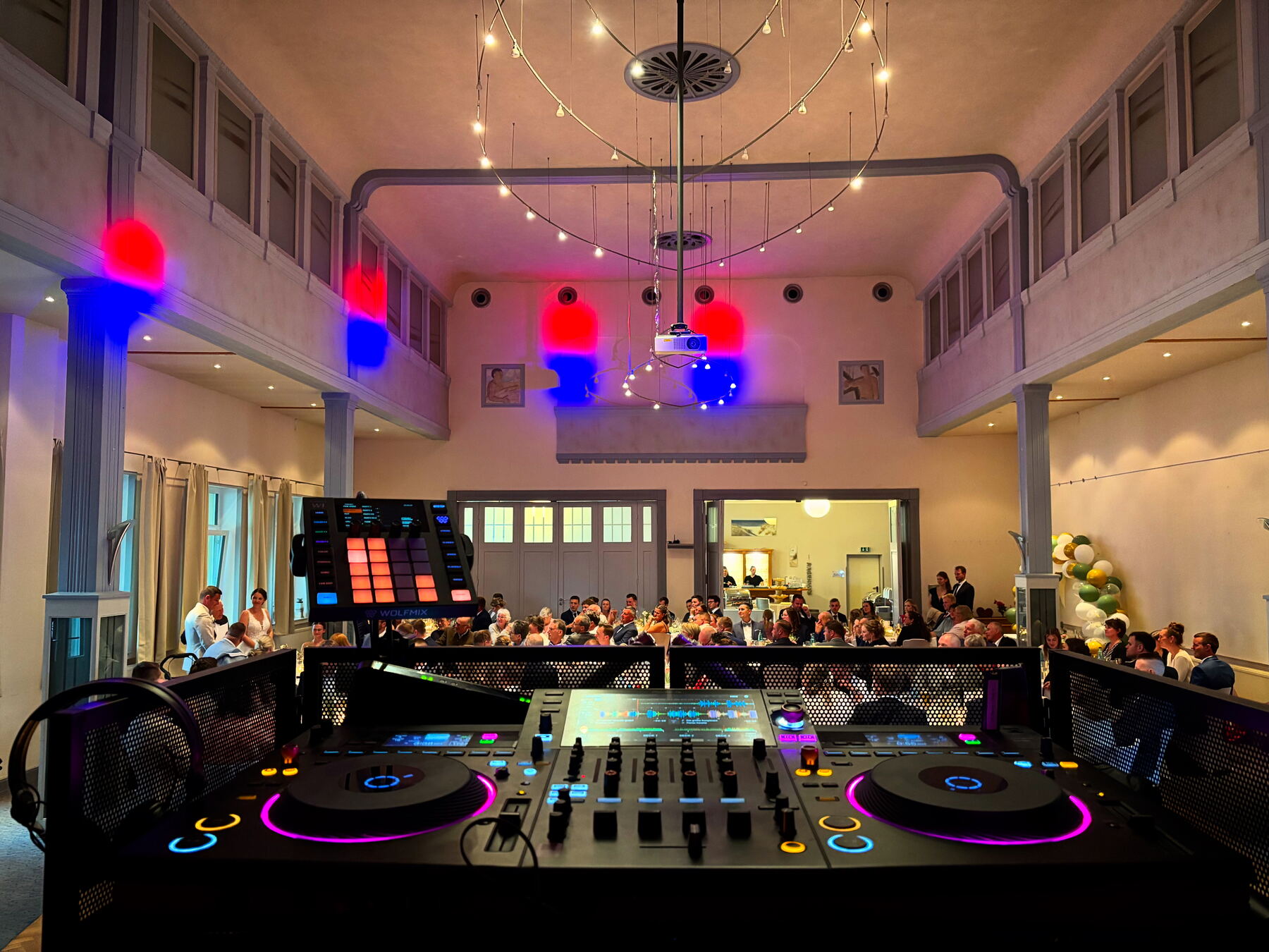 Volle Feier aus Sicht des DJ-Pults mit Lichterketten