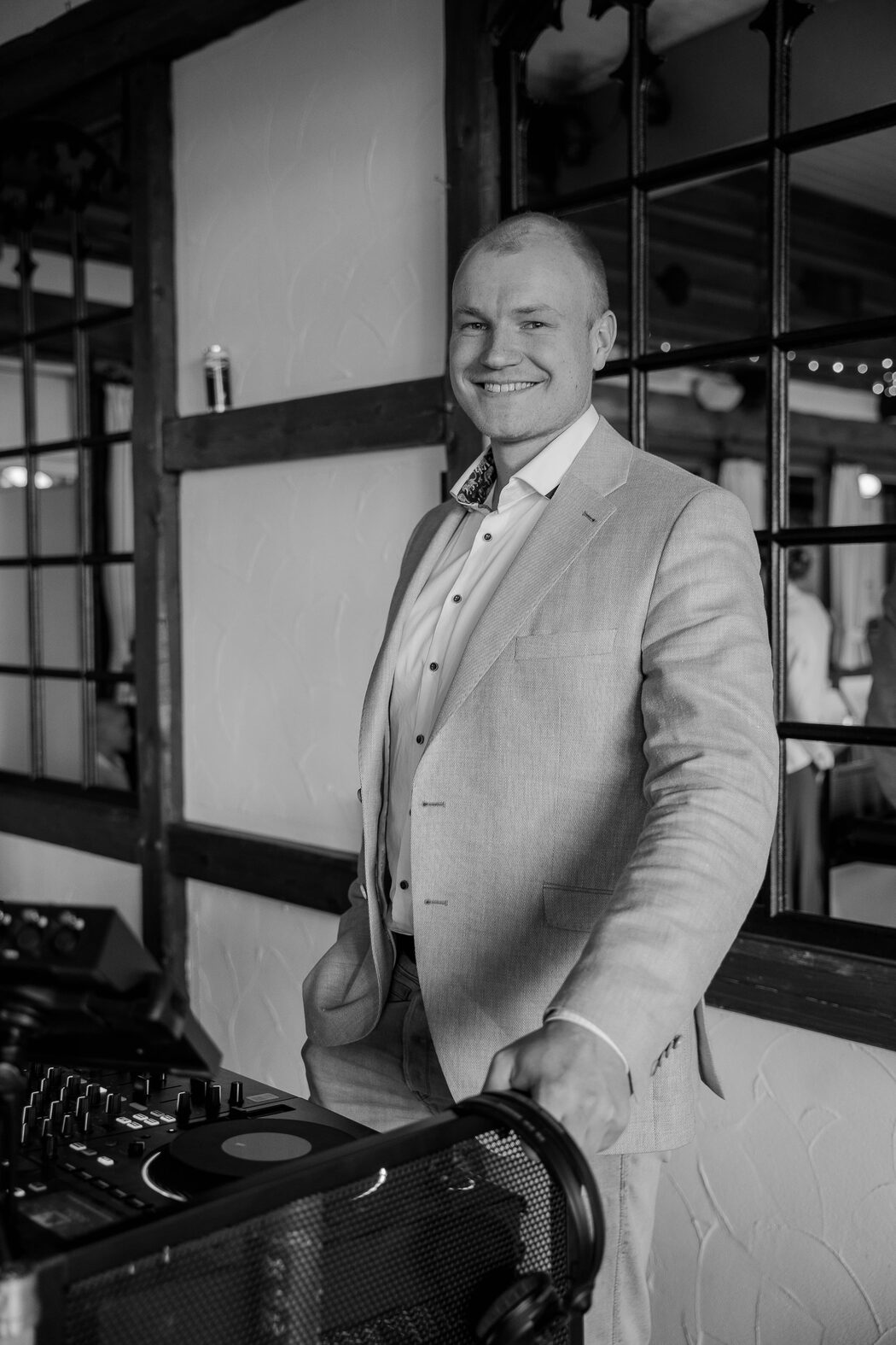 DJ Jonathan von JC Music hinter dem DJ-Pult