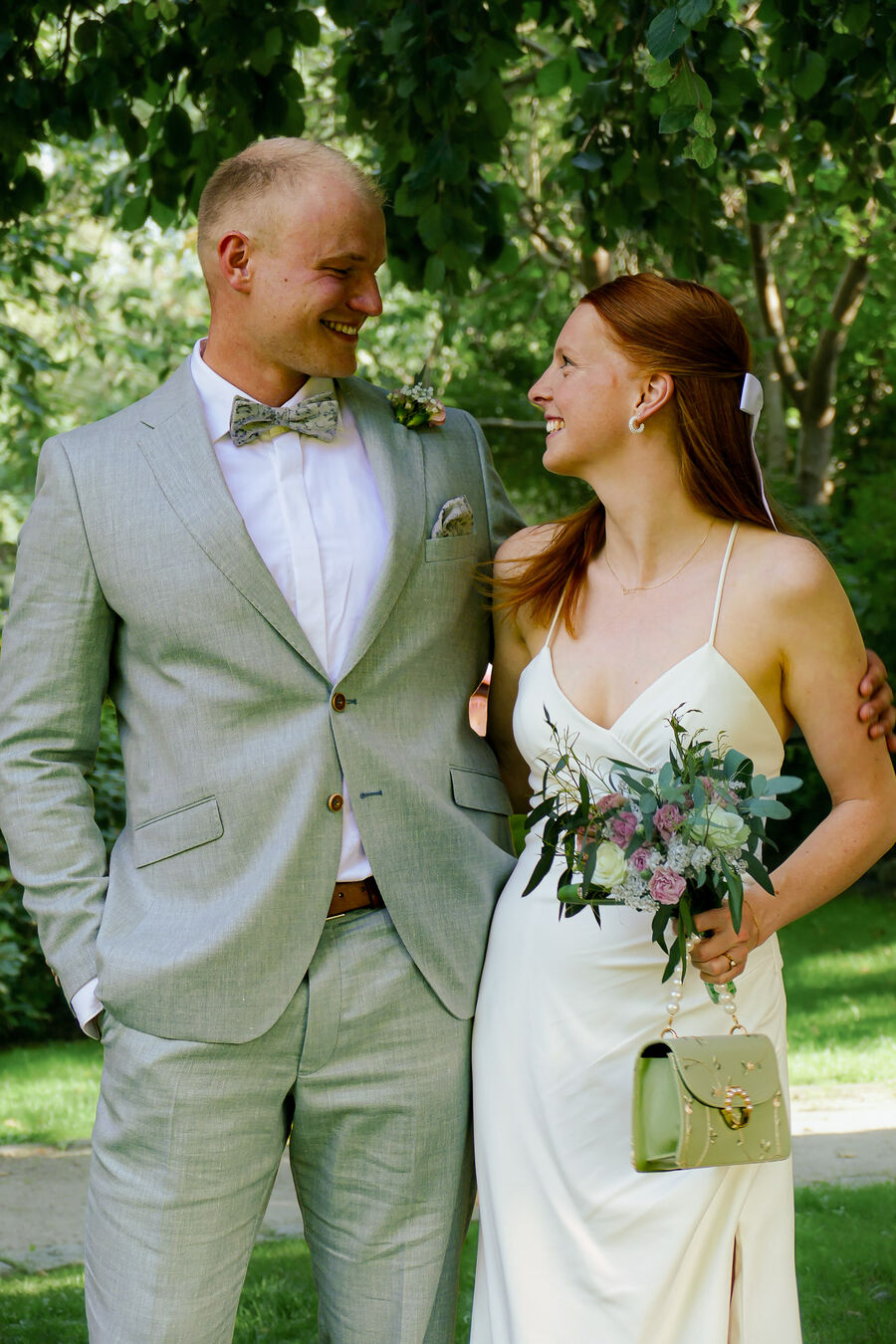 Brautpaar im Garten am Hochzeitstag